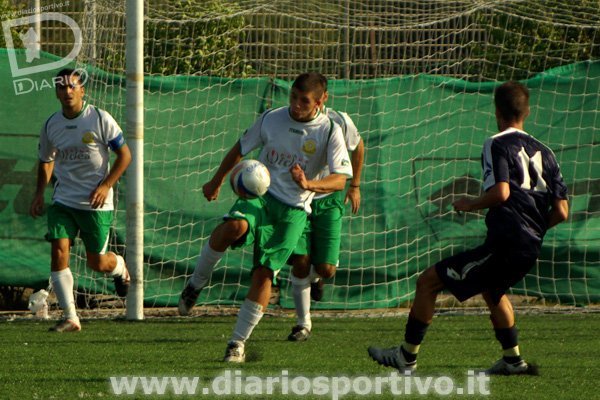 Canu dopo il rigore sbagliato mentre Matta esce palla al piede
